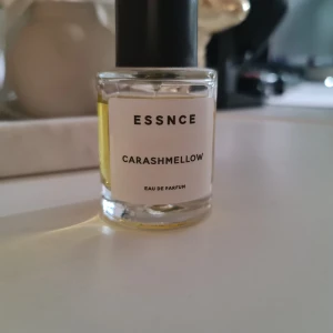 ESSNCE Carashmellow Eau de Parfum - Trendig parfym från ESSNCE med namnet Carashmellow. 50 ml. Inte min doft tyvärr. Den är använd, se mängd som finns kvar på bilderna.