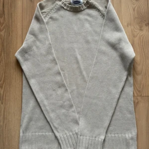Beige stickad tröja från Old Navy - Säljer en beige stickad tröja från Old Navy med rund halsringning och diskret mönster längs axlarna. Tröjan har långa ärmar och breda ribbade muddar vid ärmslut och nederkant. Perfekt för lager-på-lager under kyliga dagar. Den har ett litet hål vid halsen men det är ingen man ser och kan enkelt fixas om man så vill😃. Ha en bra dag!