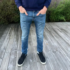 Blåa Tiger of Sweden jeans - Ett par snygga blåa Tiger of sweden jeans. De har inga defekter. Modellen är ca 181cm. W30 L32. Vid funderingar är det bara att höra av sig! 