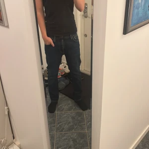 Mörkblå jeans från Nudie Jeans - Säljer ett par riktigt fräscha jeans från Nudie! Jeansen är i storlek 28/30 men passar mig som brukar använda 30/32. Modellen på jeansen är Lean Dean och passar riktigt snyggt. Det finns ingen defekt på jeansen 