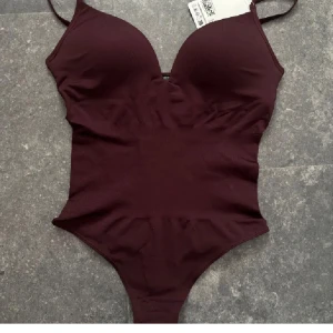 Röd body - Vinröd body ifrån HM som är helt slutsåld. Storlek M men passar mig som vanligtvis har S. Använd en gång.