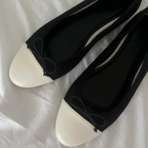 Ballerina skor svart/vit - Supersöta ballerina skor som är helt nya och oandvända 💗 storlek 38