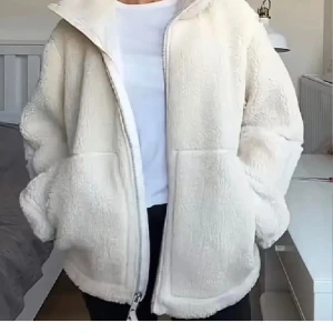 Vit teddyjacka från hm  - Slutsåld populär Teddy jacka från hm, jätte fint skick