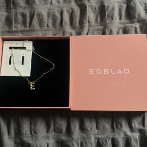 Edblad halsband guld bokstav E - Super fint halsband med vacker kedja och bokstaven E, inget tecken på användning och bra skick
