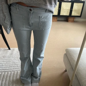 Randiga bootcut jeans från Co'couture - Snygga blåvit randiga jeans från Co'couture med bootcut passform och hög midja. Byxorna har framfickor, bälteshällor och klassisk knappstängning. Mycket bra skick! Storlek S!