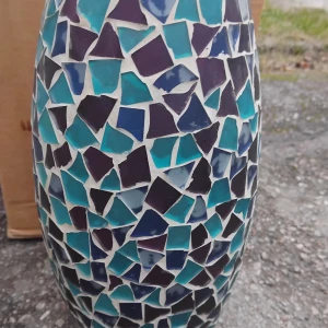 Mique Sweden mosaikvas 30 cm - Unik mosaikvas från Mique Sweden, ca 30 cm hög. Vackert mönster med blå och lila glasbitar. Perfekt som dekor eller blomvas. Viss patina undertill, men i gott skick. Skapar ett färgstarkt blickfång i hemmet.