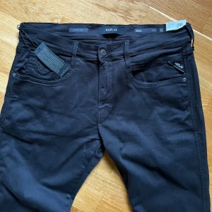Svarta helt nya Replay Anbass  jeans - Svarta Replay Anbass jeans. Helt nya!  Storlek W33 L32 hör av er vid frågor!
