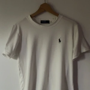 Ralph lauren tshirt  - Jag säljer nu denna ralph lauren Tshirt då den inte används längre, Den har varit använd sparsamt och väl omskött. Pris kan diskuteras 