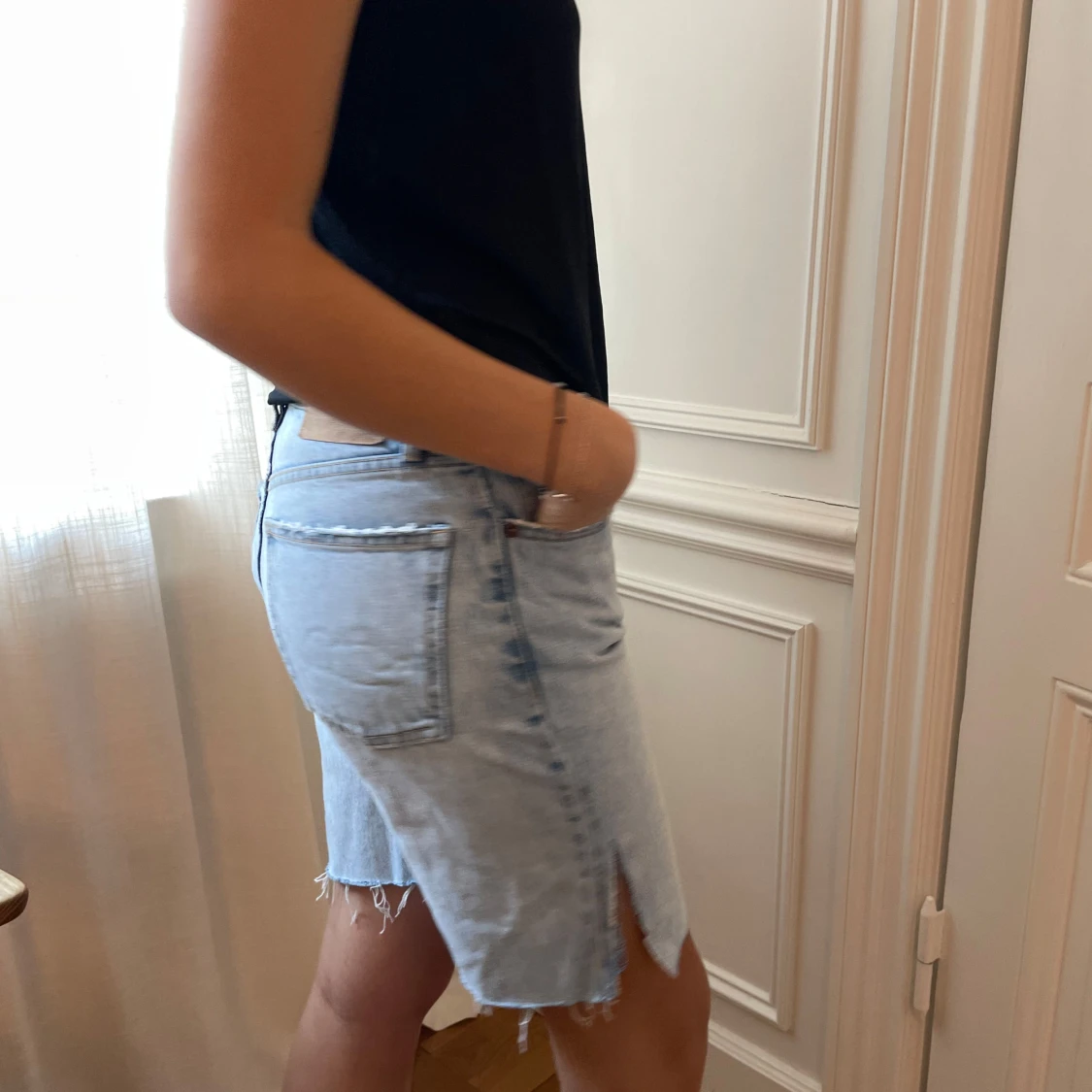 Ljusblå längre jeansshorts med slits - 1
