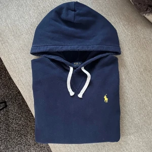 Ralph Lauren Hoodie  - Snygg hoodie från Ralph Lauren. Storlek S, passar XS. Fint skick. Om du villl köpa så kan jag fixa gratis frakt. Hör gärna av er vid funderingar🙌🏻