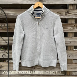 Ralph Lauren Fullzip - Snygg och populär Fullzip från Ralph Lauren. Storlek L (14-16) skulle säga den passar mer som en XS/XXS, lutar åt en XS dock. Fint skick. Om du vill köpa så kan jag fixa gratis frakt. Hör gärna av er vid funderingar🙌🏻