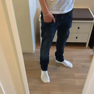 Nudie jeans  - För feta jeans som är i princip nyskick. Nypriset är 1800 medans vårat pris är endast 499 priset kan alltid diskuteras 🤝💯