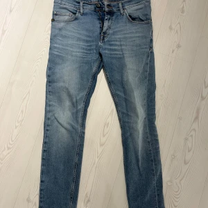 Blå jeans från Tiger of Sweden - Snygga blå jeans från Tiger of Sweden, Storlek 30/32. Bra skick inga fläckar eller defekter. Ej ur tvättade heller. Pris 400kr