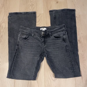 Mörkgrå bootcut jeans - Mörkgrå jeans från Gina tricot, inga skavanker eller tecken på andvändning🫶🏻
