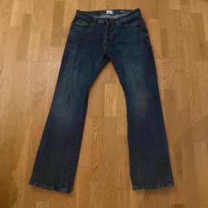 Blå bootcut jeans från it.b! - Snygga blå jeans från it.b i modellen Tinman, mid rise bootcut. Riktigt feta. Är i storlek 31/32. Säljer för att dom inte används. Har haft dom i ca 1 månad och använda kanske 10 gånger!! Så nästan nytt skick.