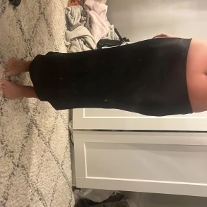 Svart satinkjol  - Säljer en svart, satinkjol med fin passform. Kjolen ser väldigt elegant ut. Perfekt för dig som gillar stilrena outfits. Perfekt för sommaren. 💕💕💕💕från VILA strl 38, passar 36 också. Har några lösare trådar men inget som syns mycket. Därav priset. 