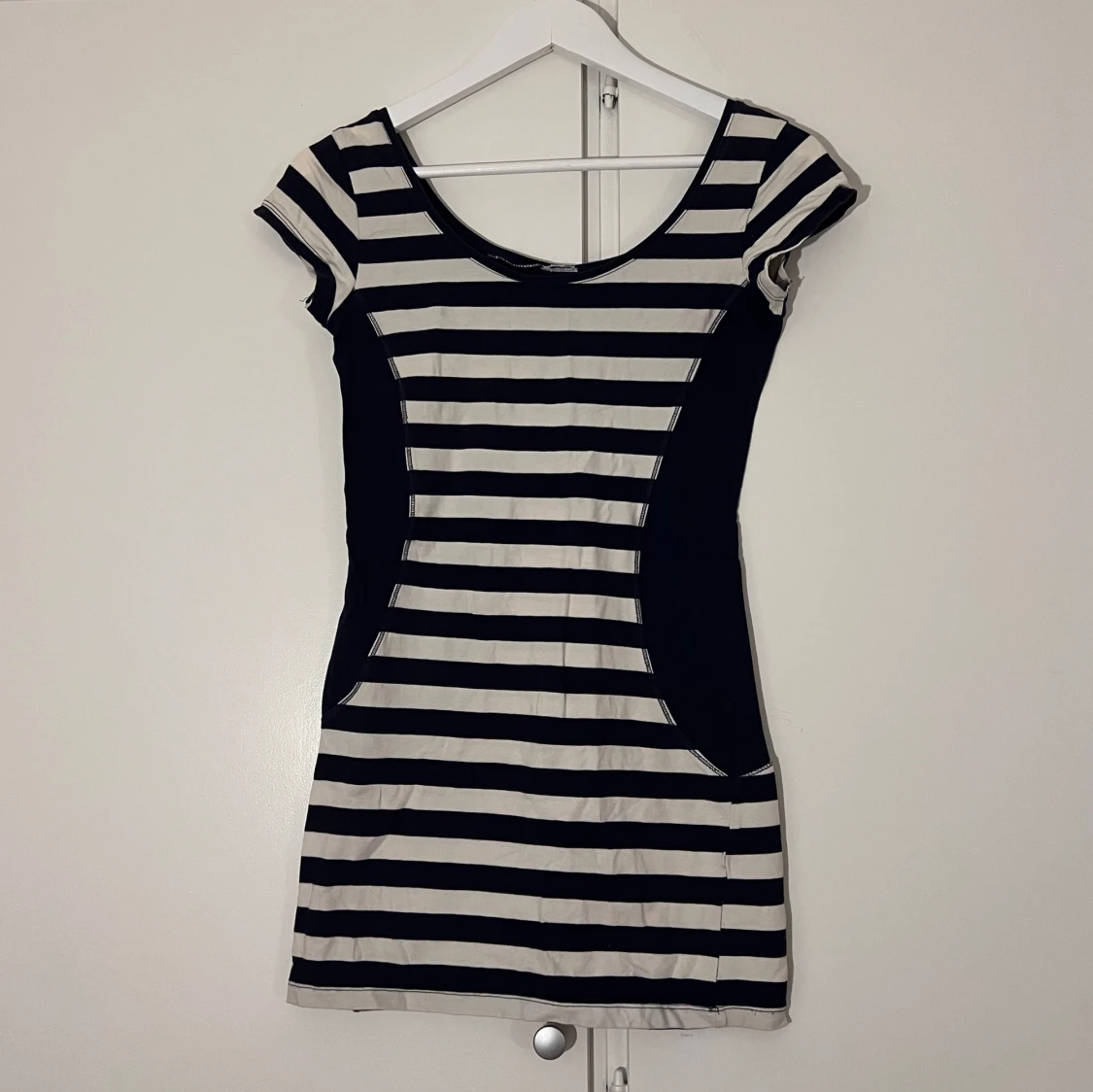 Marinblå och vit kort randig klänning - 1