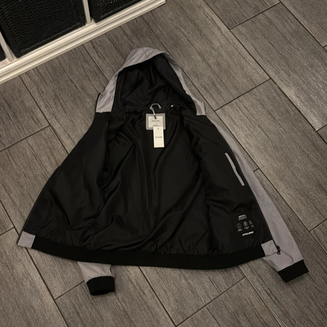 Ljusgrå vindjacka från Jack & Jones - 1