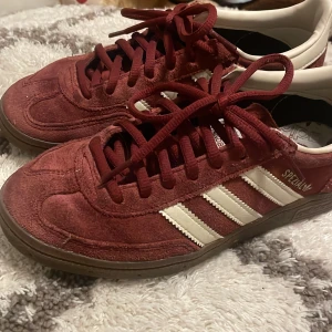 Adidas skor - Skit snygga trendiga röda adidas skor. Dom är nästan helt oanvända