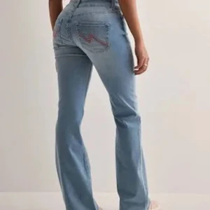 Nelly jeans - Skit snygga bootcut jeans från Nelly, fina fickor med rosa streck! De är ljusare än på bilden så skriv om du vill att jga ska skicka bild på de så fixar jag det direkt!!😍✨Ny pris 699kr