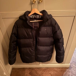 Tommy Hilfiger jacka - Varm och skön dunjacka, storlek 176, passar alla från storlek XS-M! Ny pris 2400. Jätte bra skick!