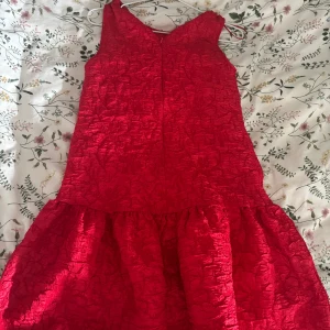 Röd klänning från Gina Tricot - En jättefin röd klänning från Gina Tricot, perfekt till jul! ❤️Den är köpt förra året och använd en gång på julafton. 