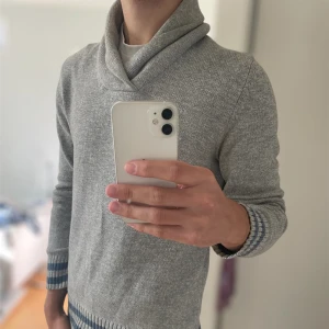 Grå stickad tröja  - Säljer en grå stickad tröja från East Wes | skick 9/10✅ | skriv vid frågor eller funderingar!