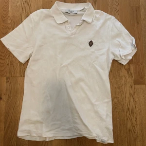 3st pikéer  - Säljer nu dessa tre pikéer. De är alla i bra skick och den ljusblå från Levis är helt oanvänd med lappen på. Den mörkblå från Zara är köpt i barcelona förra året och användes endast i några dagar där. Den vita är köpt i slutet av 2023 och provades endast en gång, men var förstor och har sedan glömts bort i garderoben. Vid frågor är det endast att höra av sig! 