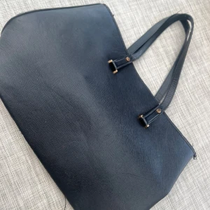 Väska  - Säljer denna väska från H&M. I använt men bra skick. Vid intresse är det bara att höra av sig❤️