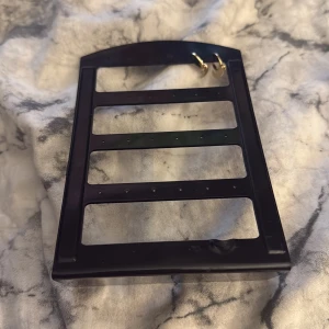 Örhängshållare  - En liten örhängshållare som är super 