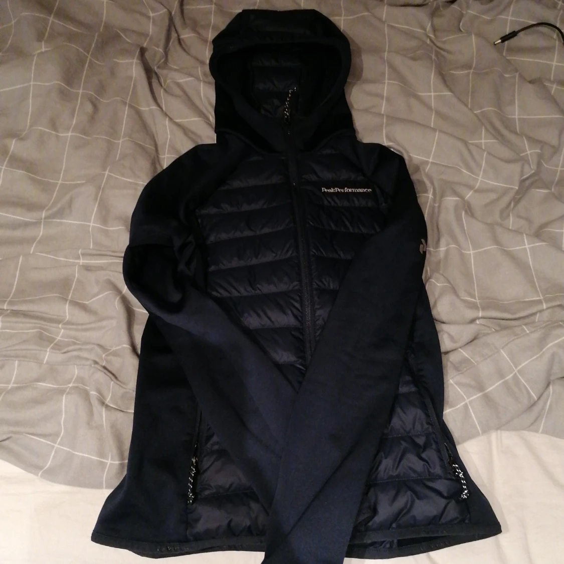 Svart hybrid Peak Performance jacka