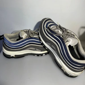 Nike Air Max 97 SE Georgetown - Använda men i bra skick✅, Storlek: 42 📏, Skickas inom 1 dag 📦, kontakta gärna för mer info ☺️