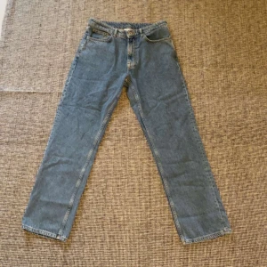 Blå raka jeans från Vaillent - Klassiska blå jeans från Vaillent i rak modell. Jeansen har fem fickor, gylf med dragkedja och knapp samt kontrastsömmar. Perfekta för en avslappnad och stilren look.