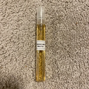 Fragrance World Music Fest/Jazz Club 5ml - Smidig parfymprov i sprayflaska, perfekt att ta med i fickan eller väskan. Extremt lik Maison Margiela Jazz Club.