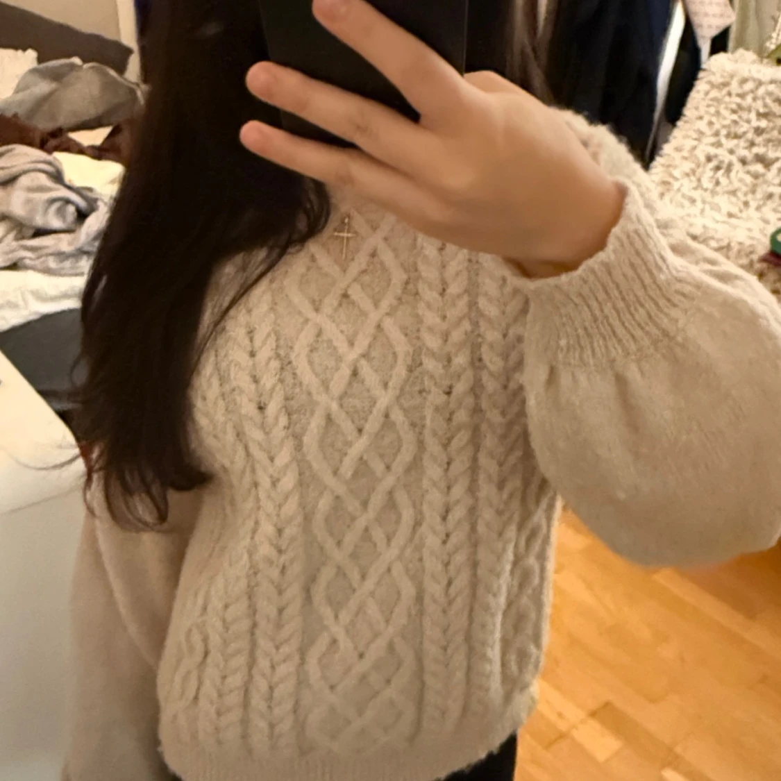 Beige stickad tröja med flätmönster - 1