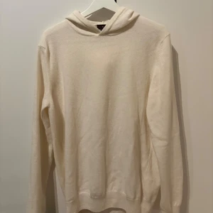 Oscar Jacobson Kashmir hoodie  - Kashmir hoodie från Oscar Jacobson storlek M.          Skick 8/10 bra skick, inga fläckar eller hål.                      Obs, ingen tvättmaskin utan för hand!                            Priset går såklart att diskutera!                                         Vid fler funderingar tveka inte på att slå en signal!             /VS
