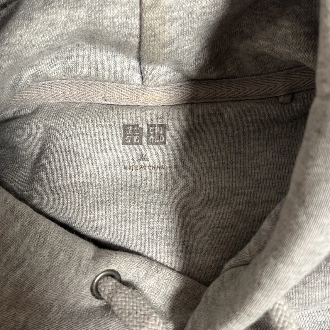 Grå hoodie från Uniqlo med huva - 1