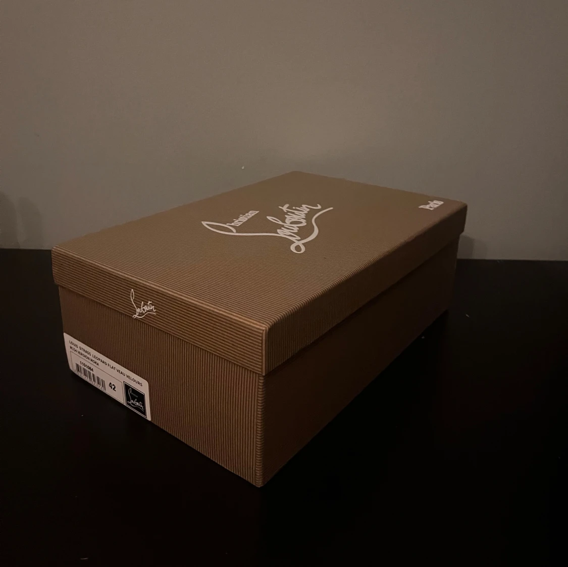 Grå mocka sneakers från Louboutin