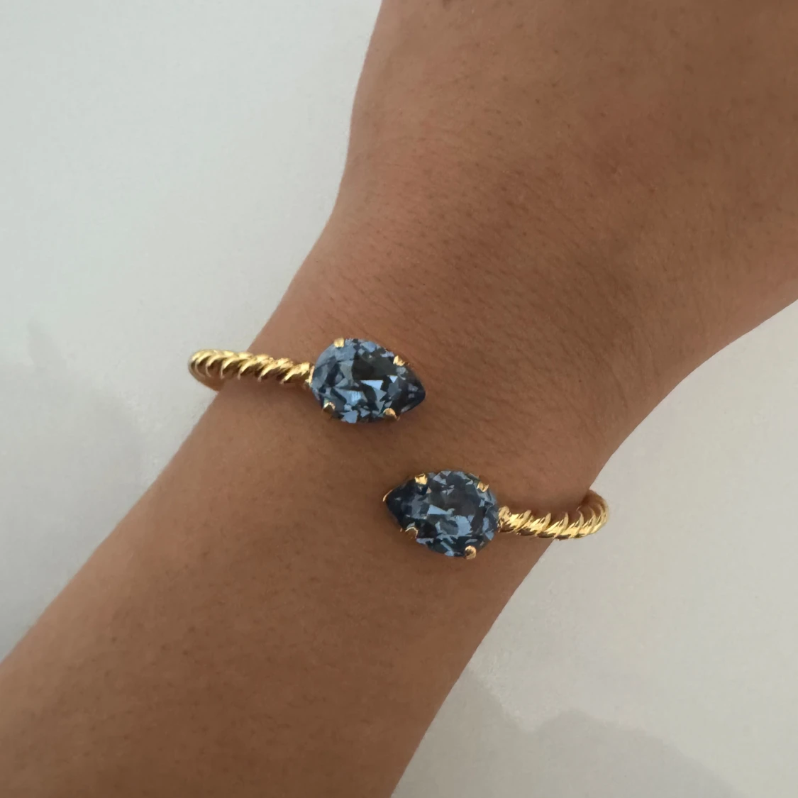 Guldfärgat armband med blå stenar - 2