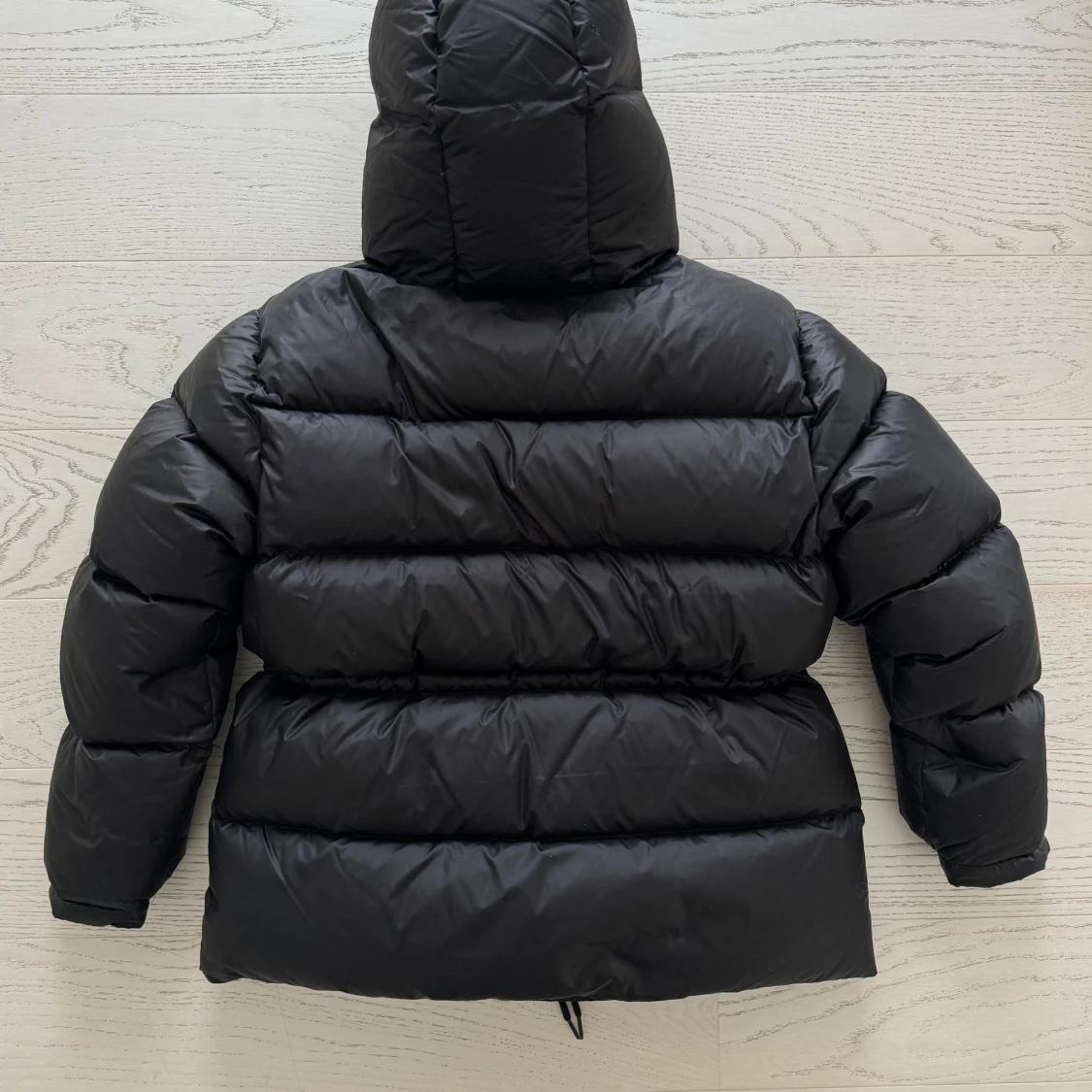Svart pufferjacka från Axel Arigato - 4