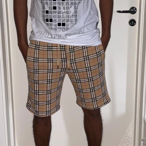Burberry shorts strl S - Helt nya.fin replika med grym kvalitet.modellen är 175cm väger 67kg. Pris: 899kr. Först till kvarn som gäller. Skickas direkt inom 24h