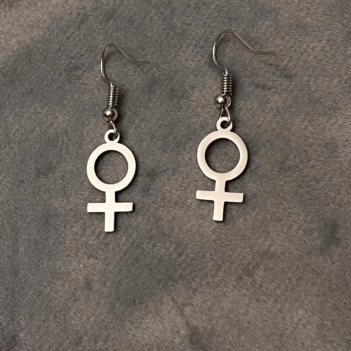 Feminist örhängen silver imitation kvinnosymbolen
