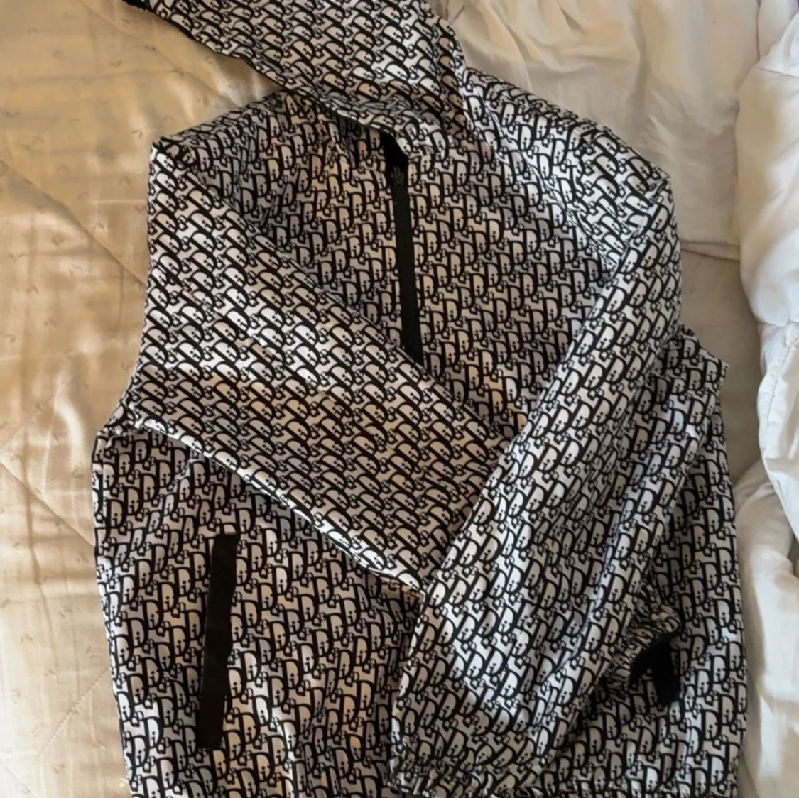 Svart och vit vindjacka med mönster - 1