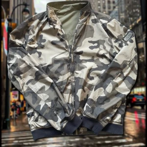 Woolrich Windbrrakrr - Riktigt fet Woolrich Windbreaker. Det är en L som har krympt till en S/M men sitter perfekt som S/M. Den är reversible d.v.s. att man kan använda den ut och in. Skick 9/10. Storlek: S(L).