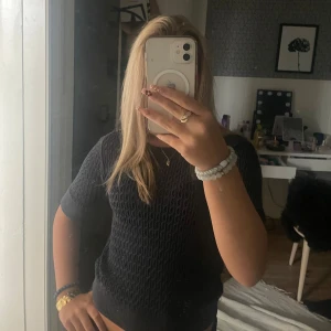 Mörkblå stickad tröja från 157 - Aldrig använt. Säljer en mörkblå stickad tröja från 157 i storlek XS. Tröjan har korta ärmar och ett snyggt strukturmönster över hela plagget. Ribbstickade muddar vid ärmslut och nederkant.