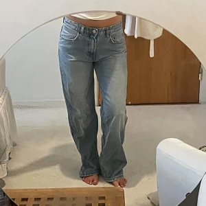 Jeans  - Säljer ett par ljusblå jeans med klassisk femficksdesign och raka ben. Jeansen har normal passform och är tillverkade i mjukt denimtyg. Lite skrynkliga på bilden!❤️