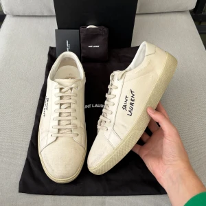 Saint Laurent skor - Säljer nu dessa grymt snygga skor från Saint Laurent! Modell: SL / 06. Nypris ca 6500kr, mitt pris endast 2899kr. Skick 9/10 - endast lite smuts, annars är de som helt nya (se bilder). Allt OG , förutom kvitto, medföljer vid köp. Storlek 43 - sitter true to size. Hör av er vid funderingar!