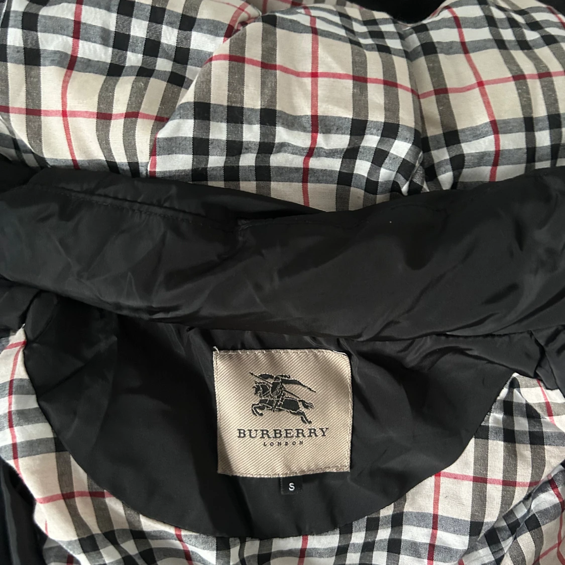 Svart pufferjacka från Burberry - 4