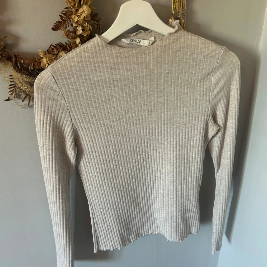 Beige ribbad långärmad topp från ONLY