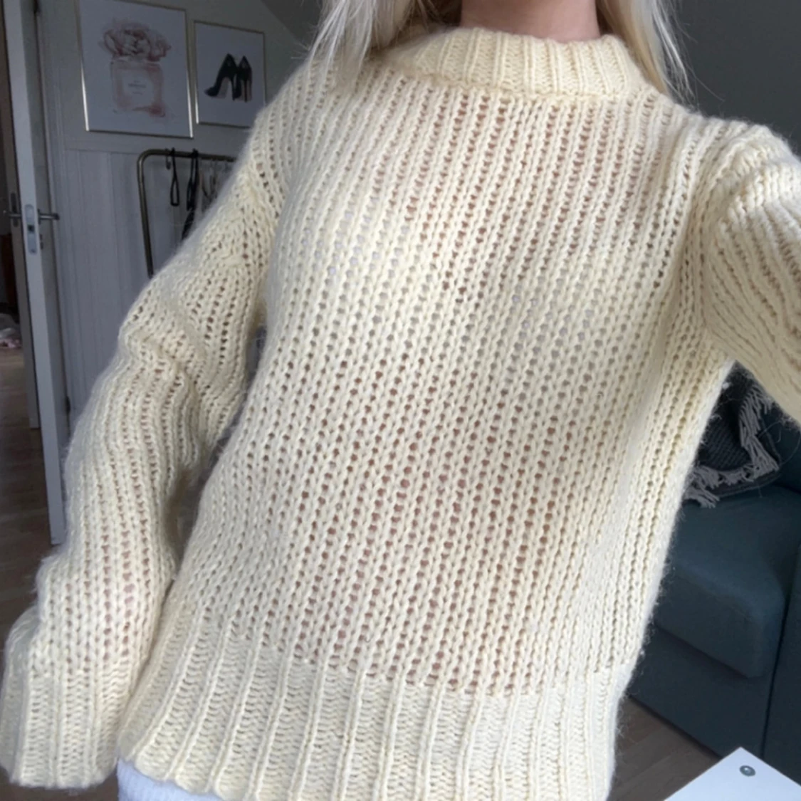 Ljusgul stickad tröja